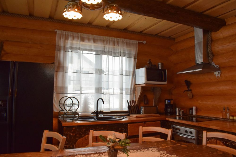 Cabana rustic cu 4 camere,ciubar si sauna