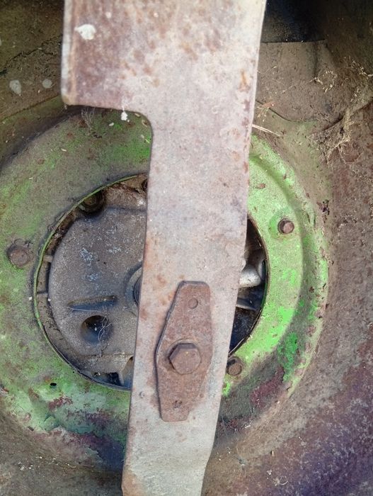 Mașina de tuns iarba benzina