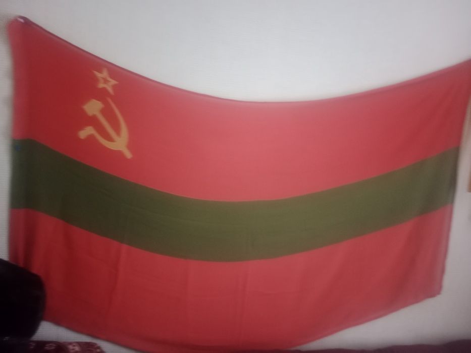 Продам флаги в хорошем состоянии