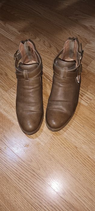 Pantofi decupati stil vintage