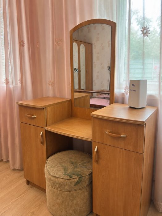 Продам шкаф и туалетный столик