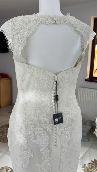 Rochie de mireasă tip sirenă cu dantelă și trenă