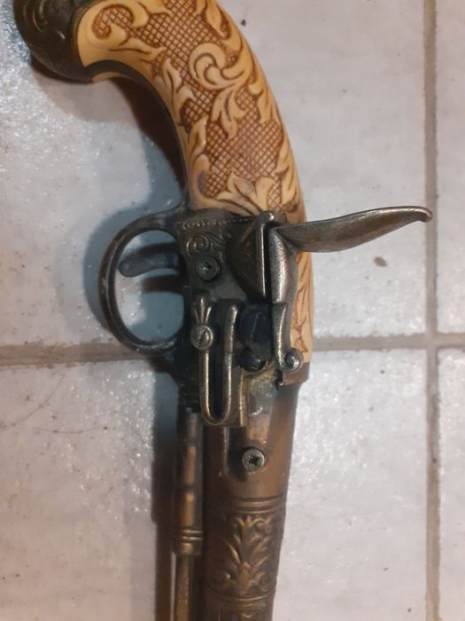 Красив кремъчен пистолет,пищов оръжие