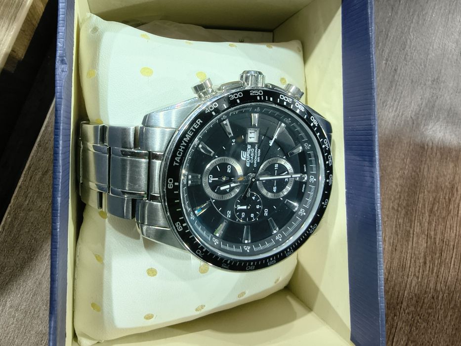 Casio Edifice EF-547D-1A1 (cunoscut și sub codul complet EF-547D-1A1VEF).
