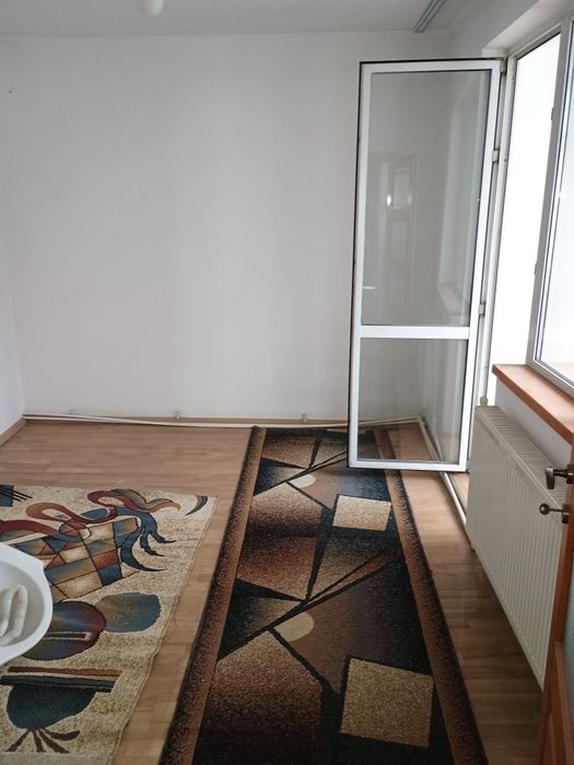 Apartament spre vânzare cu 4 camere cu bucătărie mare situat la parter