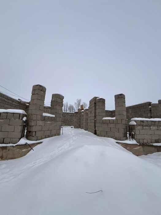 Дом находиться продажу с участком