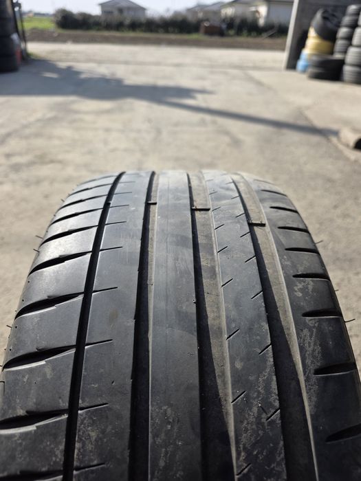 Vând 2 anvelope vara 255 40 R18 Michelin