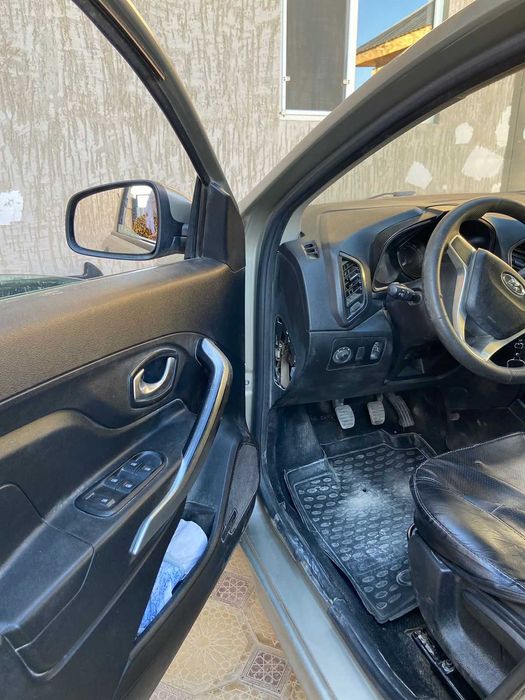 Машина lada x - ray