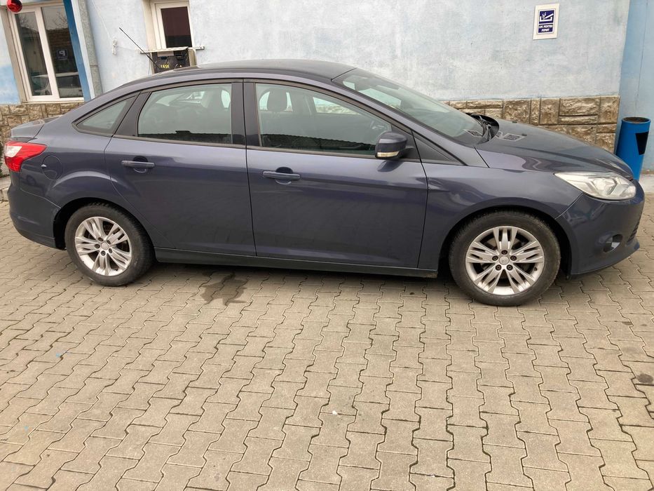 vand FORD FOCUS sedan 2011