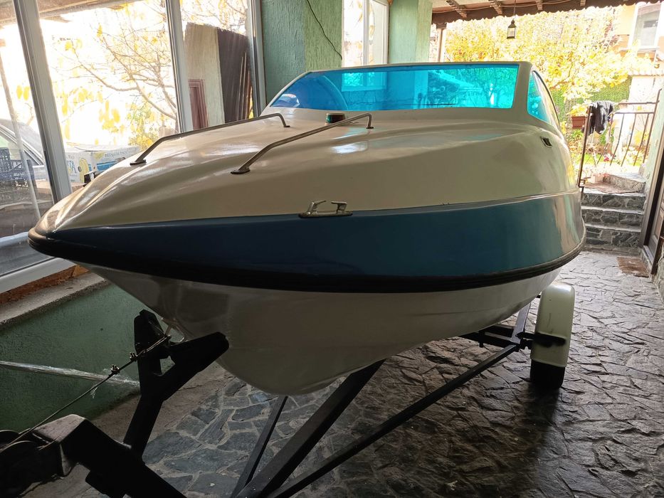 Лодка ELAN Gliser GT402 с колесар