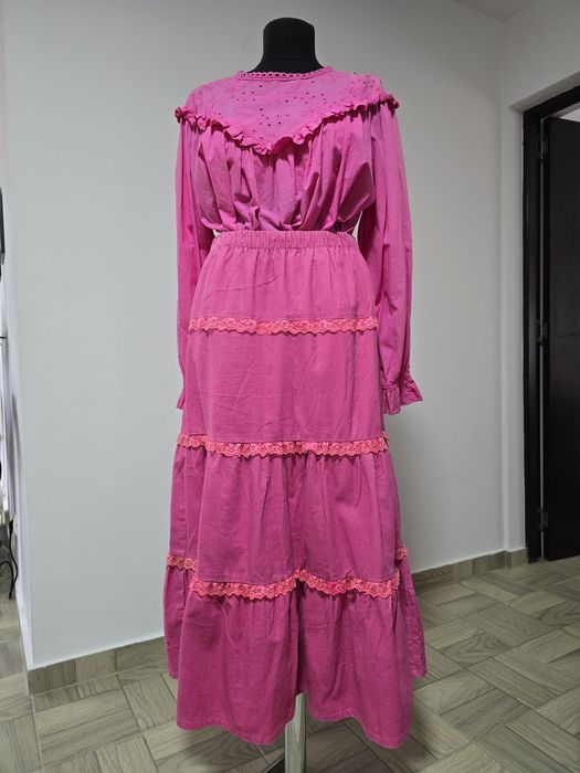 Fusta fucsia din raiat cu volane feminine si dantela