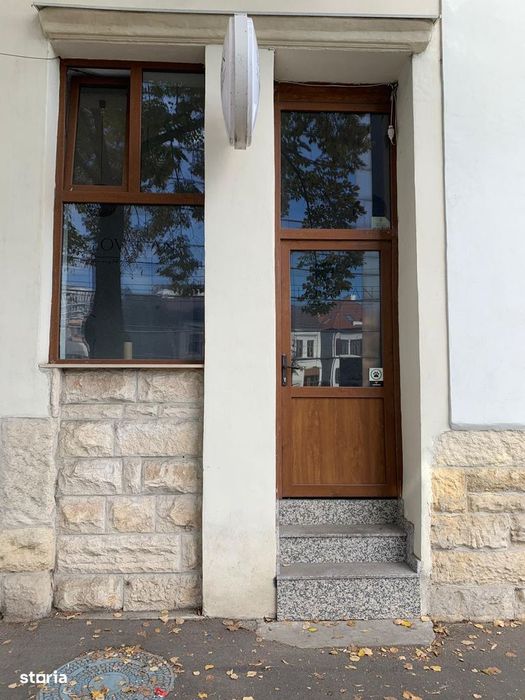 Spatiu comercial de 50 mp cu vitrina si acces direct din strada