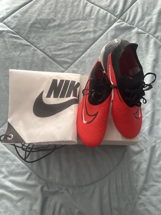 Продам бутсы красного цвета