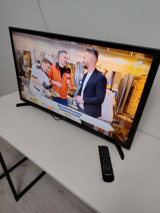 Vind TV samsung diagonala 80 cm pret 400 lei.