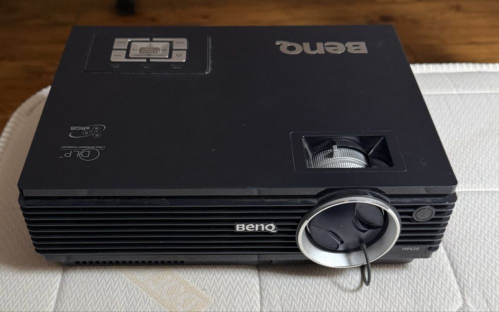 Proiector Benq MP620 si ecran de proiectie retractabil MovieLux Compac