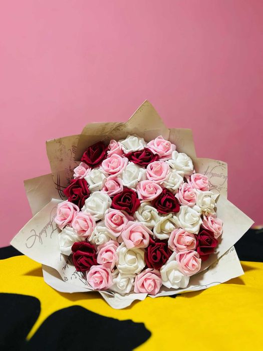 Букет от вечни рози и светещи пеперуди