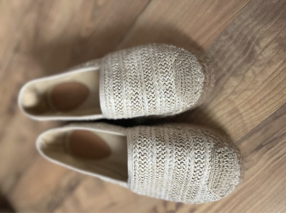Espadrile de culoare nude.