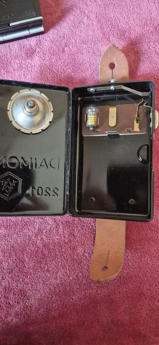 Продавам компас , ножче и фенер.