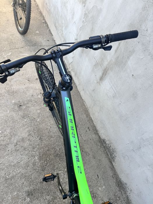 Vând Bicicletă MTB Hardtail BULLS SHARPTAIL 2 – Negru Neon, Frâne Hidraulice, Stare Foarte Bună