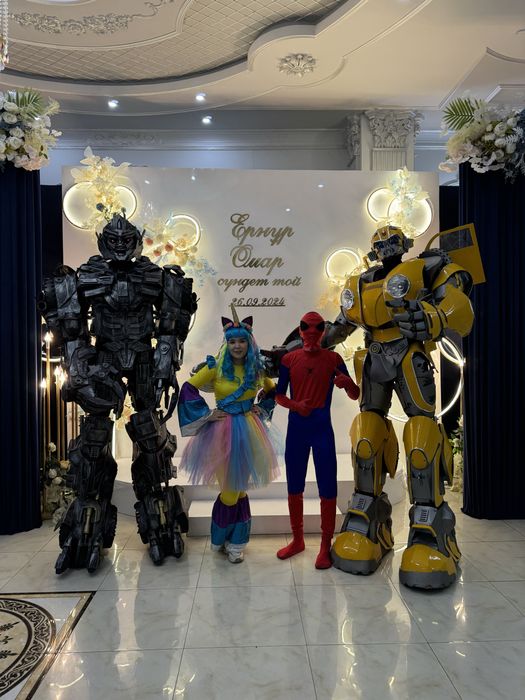 Аниматоры и больщих роботы 2,5 метр