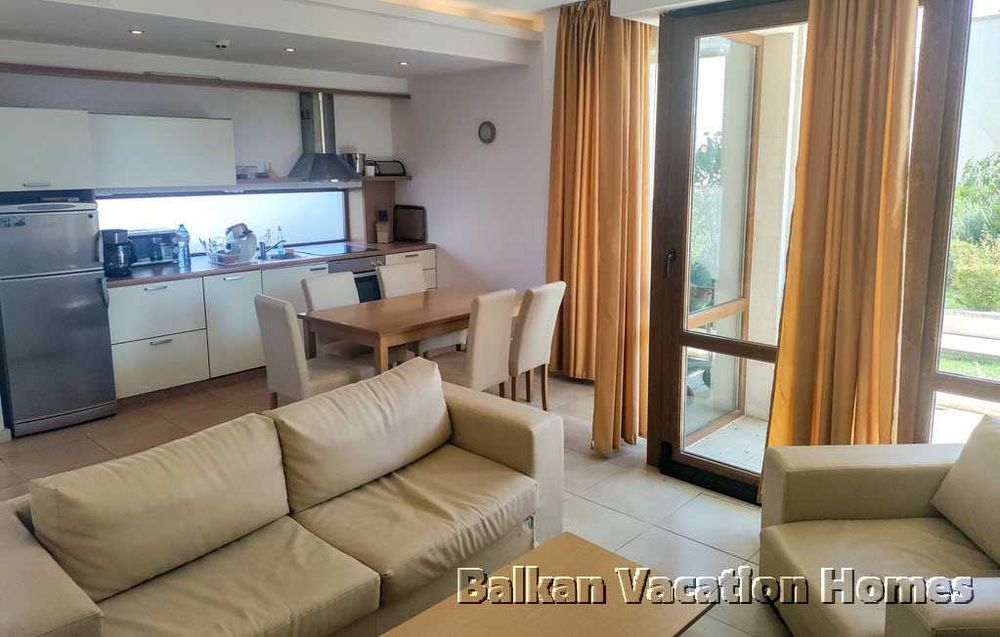 Триетажна къща близо до плажа в Бяла