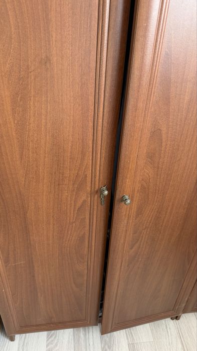 Шкаф коричневого цвета для одежды