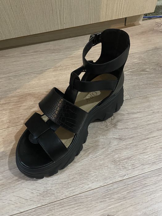 Продам босоножки 5000тг