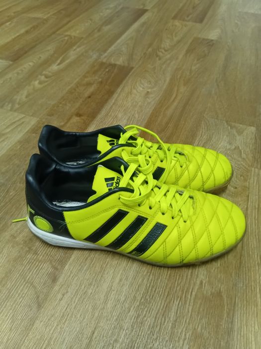 Продам футзалки 42 размер маломерки