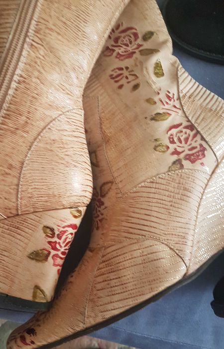 Италиански ефектни кожени ботуши с лазерен принт