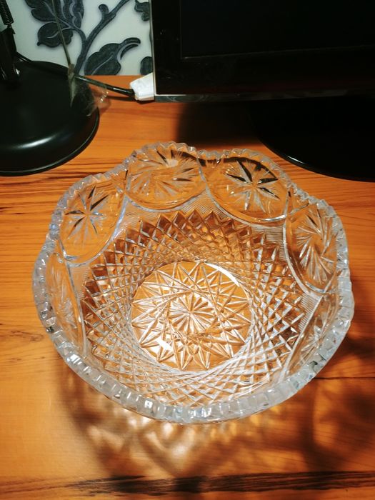 Продаю хрустальную салатницу