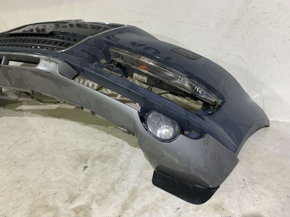 Bara fata Audi Q7, 2006, 2007, 2008, 2009, 2010, cod origine OE 4L0807437, cu gauri pentru spalatori faruri. Bara este noua, spoilerul atins si grila radiator defecta.