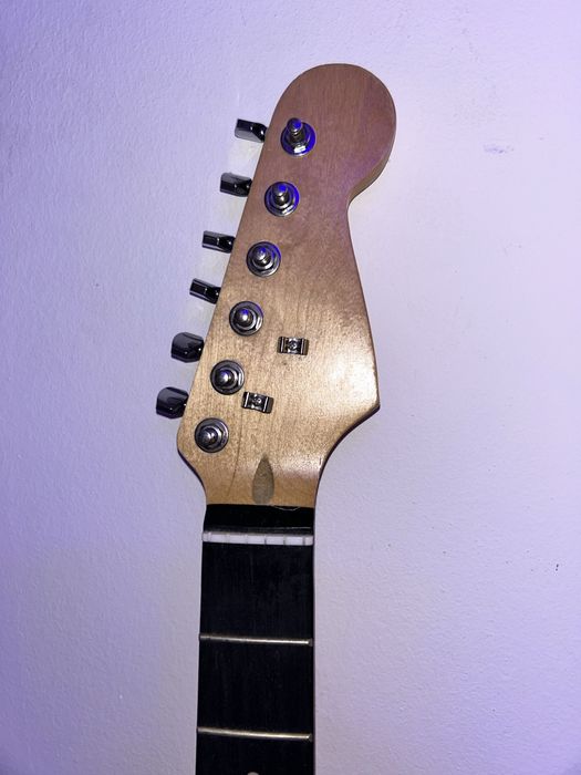 chitara(nu stiu exact daca are firma)