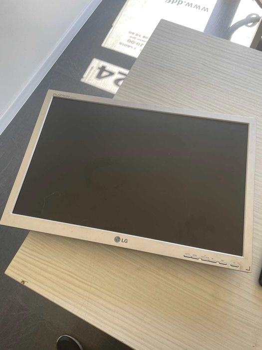 Монитор LG 22 инча без стойка