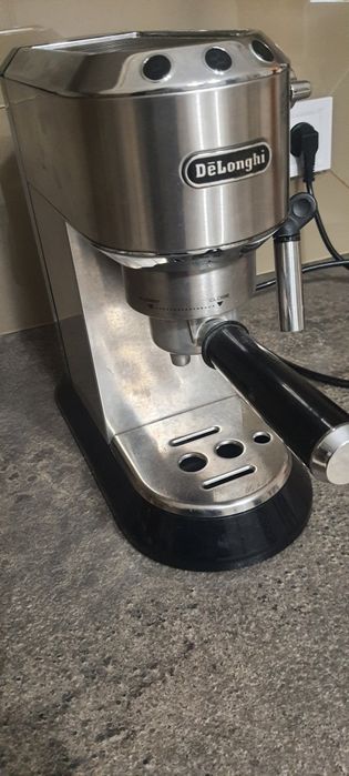 Expresor Delonghi Dedica cafea macinata