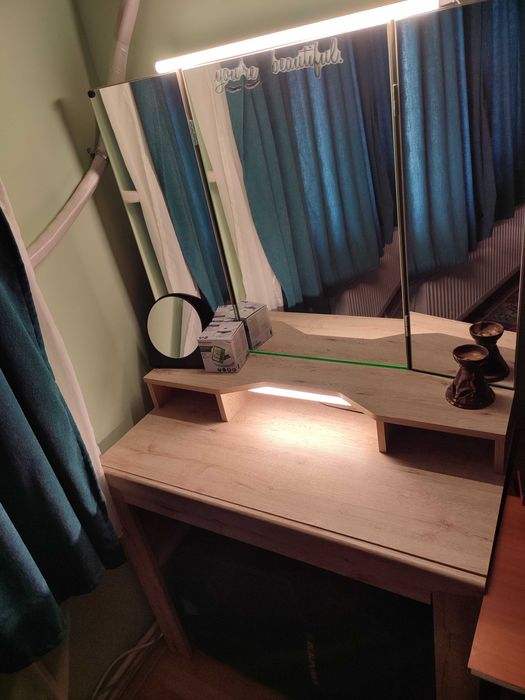 Masă de fardat cu oglindă și becuri