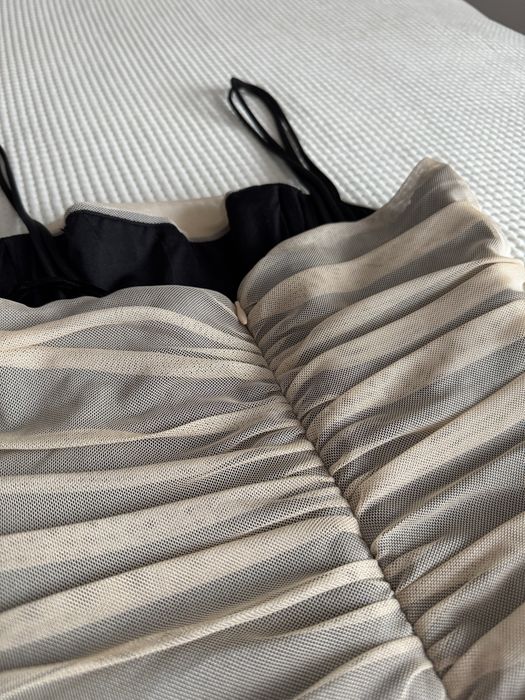 Елегантна къса рокля в нежен бежово-златист нюанс