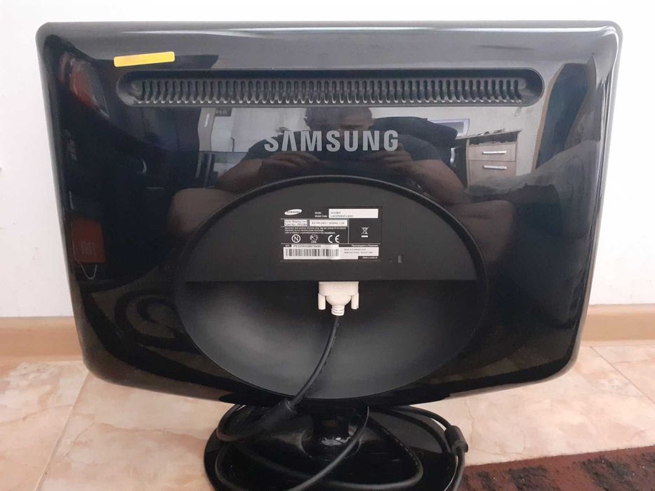 Монитор LCD SAMSUNG работещ със забележки