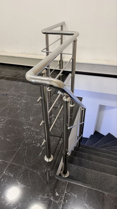 Металлический поручень для лестницы