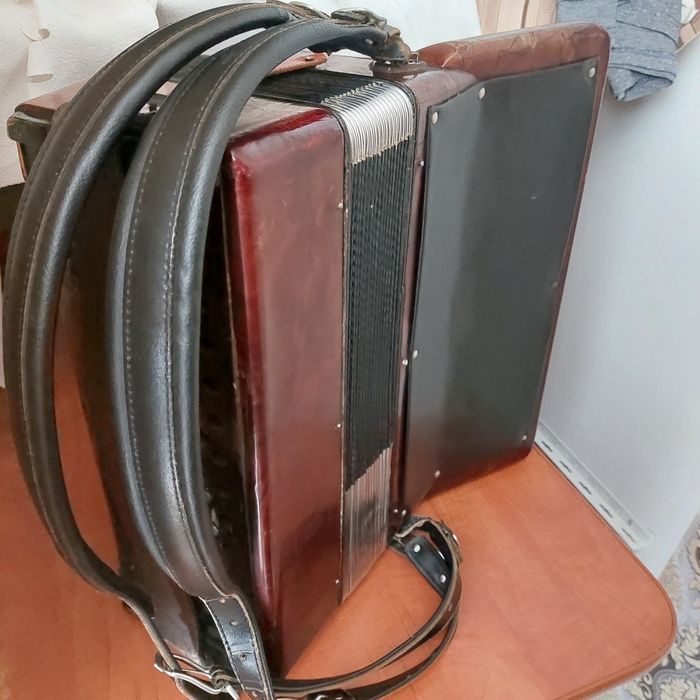 Vind acordeon HOHNER original  sita  acordat