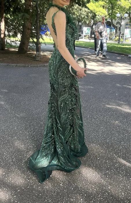 Официална рокля в зелен цвят.