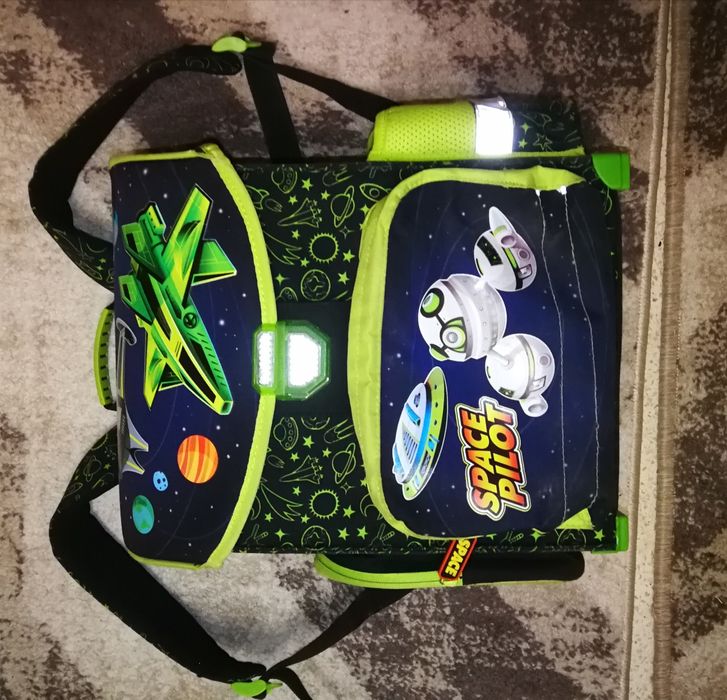 Продавам ученическа раница