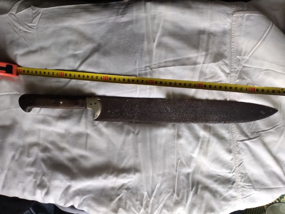 Продавам нож голям