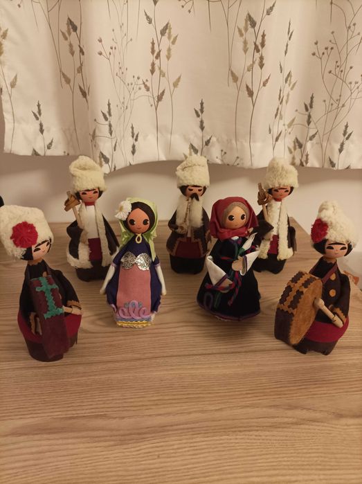 Стари сувенирни кукли в носии