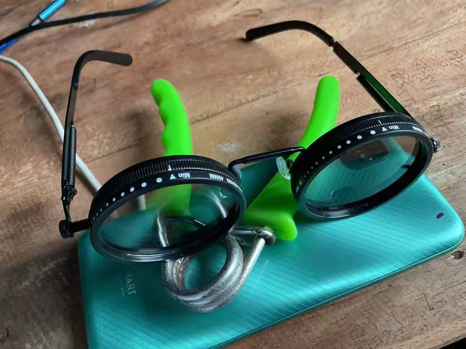 Ochelari de soare cu reglaj transparentă
