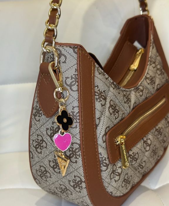Оригинална чанта на Guess