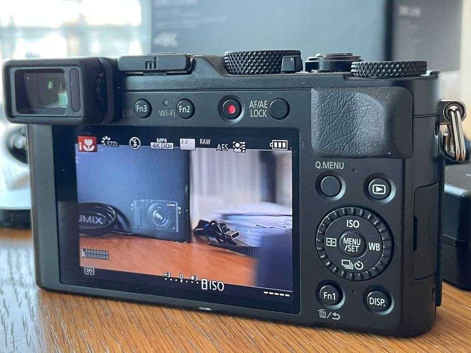 Продавам фотоапарат DMC-LX100