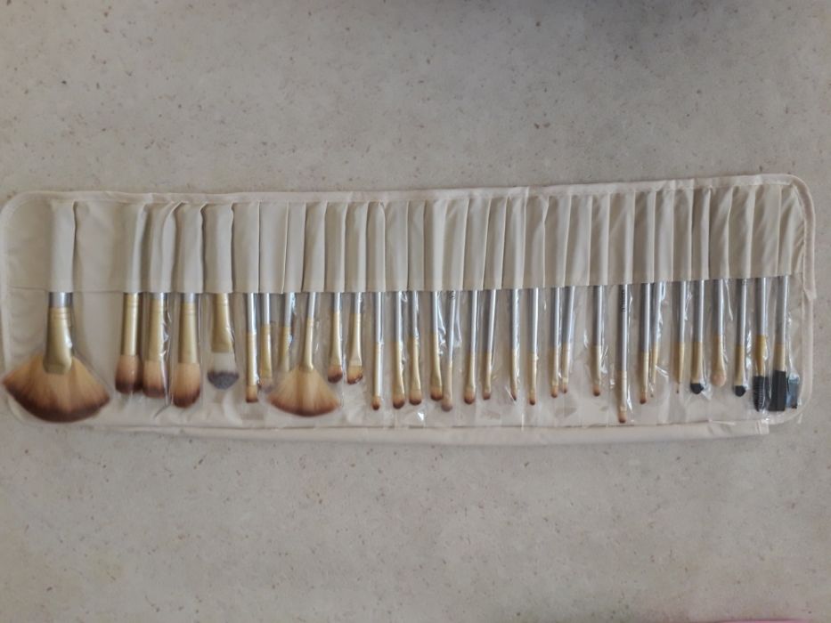 036 нов сет четки за грим Вандер 32бр VANDER различни цветове в калъче