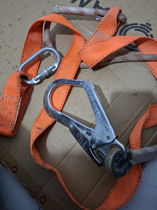 Продается Страховочная стропа с карабинами