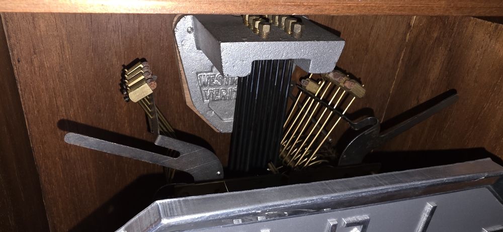 Настенные четвертные часы с боем.