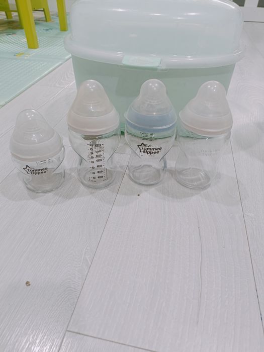 Vând  sticluțe tommee tippee & sterilizator